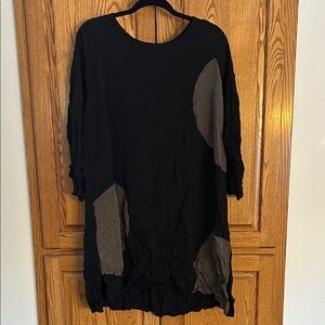Comfy USA Black and Gray Tunic Top with Crinkly Fabric